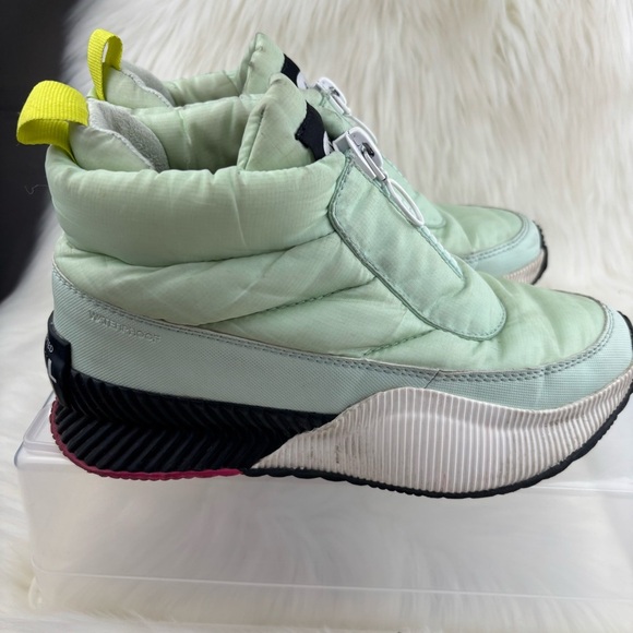 Sorel Out N About Puffy Zip up Light Green Quilted Boots - Picture 2 of 12